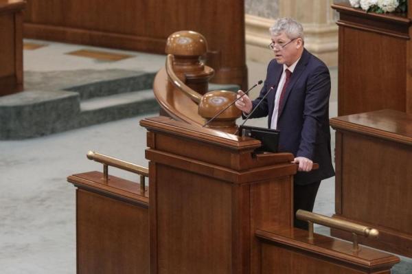 Şedinţă cu scandal în Parlament. Cum a fost retras pragul pentru abuz în serviciu
