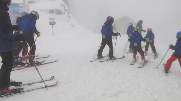 Zăpada de aprilie, un dar nesperat pentru turiştii iubitori de schi. Singurul lucru care i-a încurcat