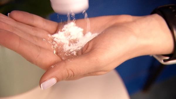 Zeci de mii de oameni spun că au făcut cancer, după ce au folosit pudra de talc de la Johnson & Johnson. Cum vrea gigantul să rezolve problema