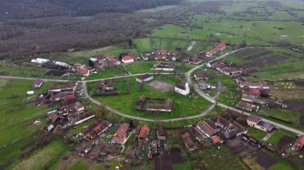 Singurul sat circular din România, pe cale să "dispară". Casele construite în ultimii ani ies din rând şi "distrug" un monument istoric