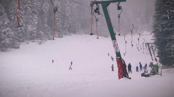 Pârtiile de schi, mai bune acum decât au fost toată iarna. Turiştii s-au grăbit să profite de zăpadă