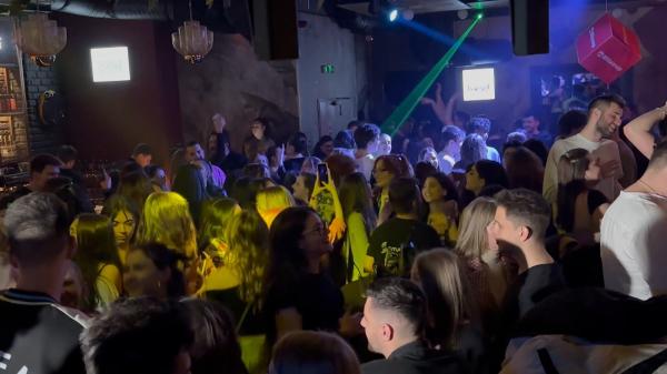 Petrecere cu muzică din copilăria generaţiei Z, într-un club din Capitală. Evenimentul, organizat cu ajutorul unei aplicaţii online