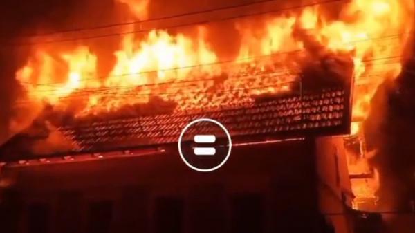 Două case din Caraş-Severin au fost mistuite de un incendiu puternic. Focul ar fi pornit de la un coș de fum deteriorat