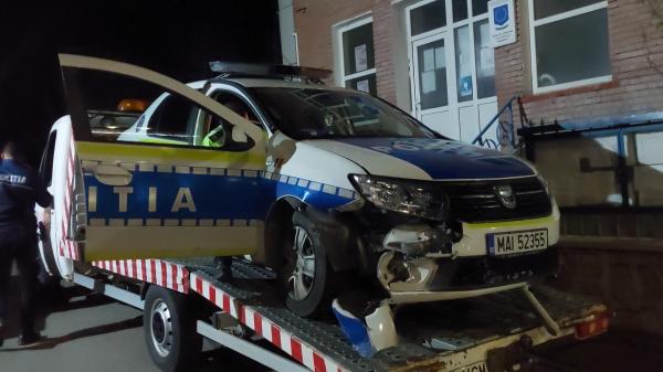 Mașină de poliție, implicată într-un accident în Mehedinți. Autospeciala a lovit din plin un vehicul condus de un începător