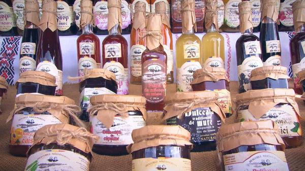 Târgurile de Florii ispitesc vizitatorii cu bunătăți din străbuni: Cozonacul, pasca și dulcețurile sunt la mare căutare