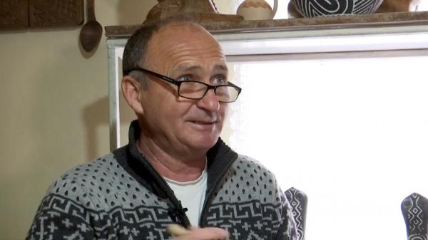 Meşterul care păstrează o tradiţie veche de secole. Din mâinile lui, iese artă apreciată la nivel internaţional, chiar şi de Leo Messi