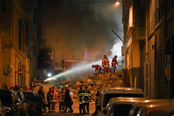 Doi oameni au fost scoși fără viață din ruinele blocului prăbușit în Marsilia. Primele ipoteze după explozia puternică