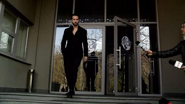 Andrew şi Tristan Tate, în uralele fanilor la DIICOT. Cei doi fraţi chemaţi pentru o nouă percheziție informatică