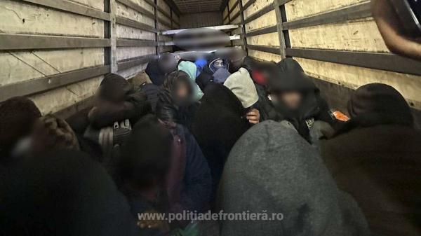 Visul vestului oprit la Vama Nădlac. Zeci de migranţi, găsiţi ascunşi în TIR
