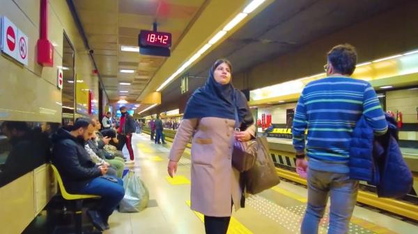 Femeile fără hijab nu mai pot călători cu metroul, la Teheran. Multe ar putea rămâne fără joburi