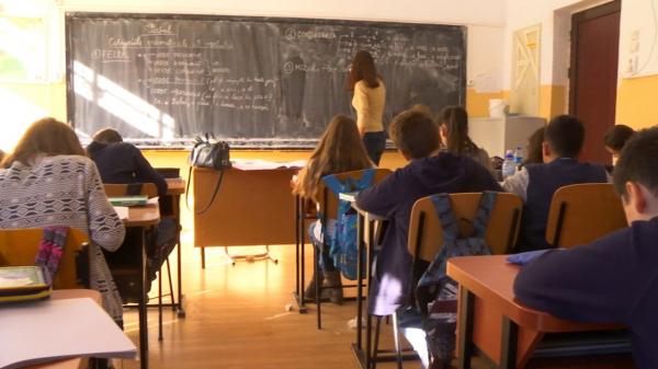 Elevii, filmaţi non-stop la ore, ţinuţi în detenţie sau suspendaţi 5 zile. Măsurile pregătite după valul de violenţe în şcoli