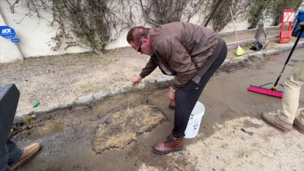 Sătul de ignoranţa autorităţilor, Arnold Schwarzenegger şi-a asfaltat singur o groapă în cartierul său din Los Angeles