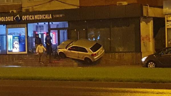 Un șofer gălățean s-a urcat cu Audi pe rampa de pe trotuar. Mașina a rămas blocată într-o bară de oțel