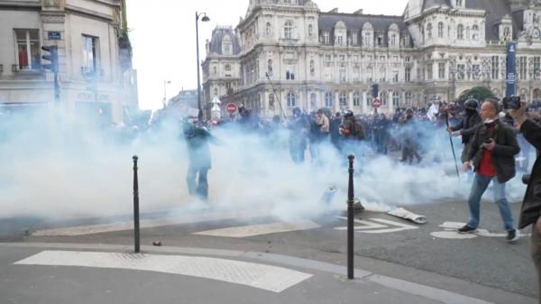 Creșterea vârstei de pensionare scoate sute de mii de francezi în stradă. Reforma pensiilor propusă de Macron ajunge în fața Consiliului Constituțional