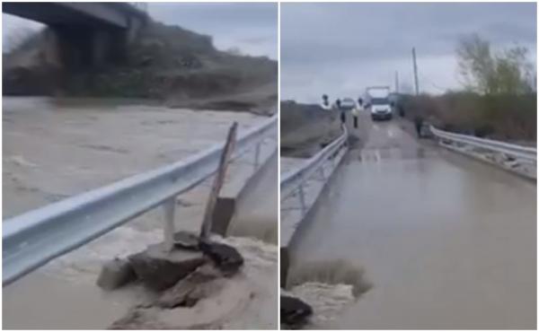 Podul provizoriu de la Vadu Roșca, închis din nou, după ce a fost înghiţit de viitură. Rutele alternative pentru șoferi