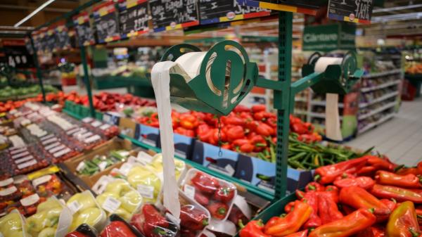 Inflaţia a scăzut uşor în martie, la 14.5%, dar continuă să fie ridicată. Ce produse s-au scumpit cel mai mult
