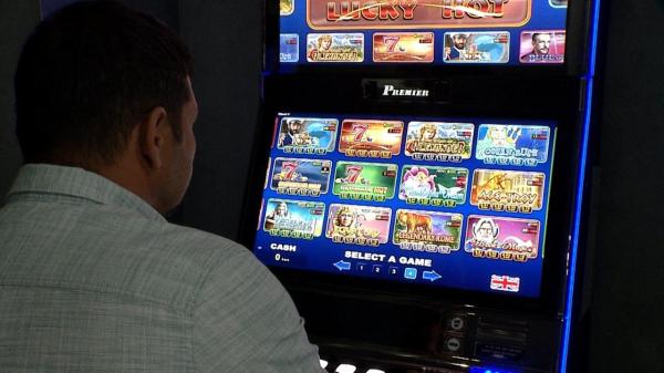 Păcănelele ar putea deveni istorie în localităţi. "Sute de mii de oameni suferă de pe urma acestui flagel''