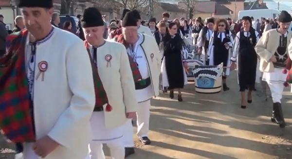 "Este emoționant". Un bărbat stabilit în America a revenit la Vinerea, în Alba, pentru a fi "păștean"