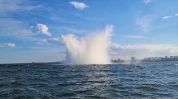 Momentul în care o mină marină este detonată în Marea Neagră. Dispozitivul fusese agățat de un pescador, în zona portului Midia