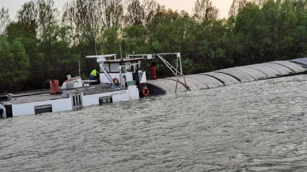 Filmul accidentului din portul ucrainean Reni, unde o barjă românească a fost lovită de o nava africană. Ambarcațiunea noastră trasporta sulfat de amoniu