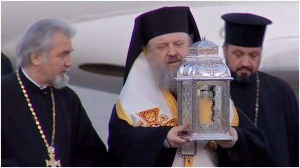 Lumina Sfântă a ajuns în România. Cum va fi distribuită în toate parohiile din ţară