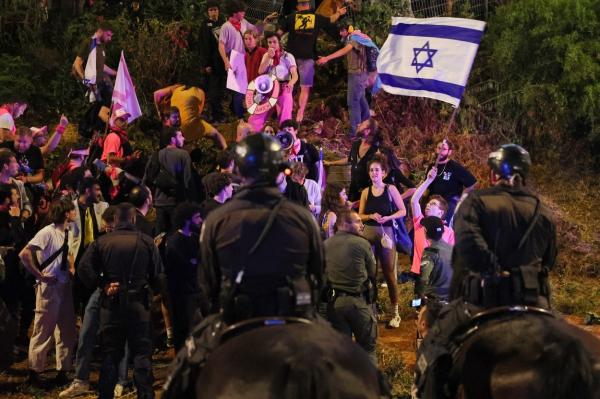 Tel Aviv fierbe. Aproape jumătate de milion de israelieni au protestat faţă de reformele din Justiţie. Incidentele violente s-au ţinut lanţ