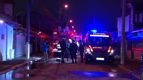 Două case au ars în Capitală. Un bărbat a ajuns la spital cu arsuri grave din cauza flăcărilor care i-au distrus locuința