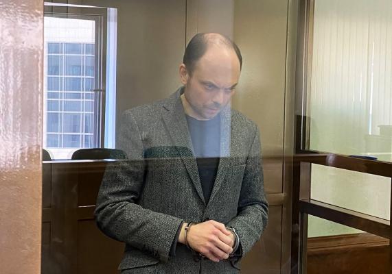 Momentul în care criticul lui Putin, Kara-Murza, e condamnat la 25 de ani de închisoare. A fost otrăvit de 2 ori până acum