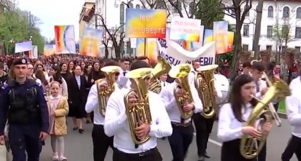 "Nu mai sunt bariere care ne separă". Marşul Învierii din Timişoara a adunat peste 500 de creştini. Evenimentul, sărbătorit în acorduri de fanfară