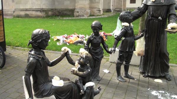 Statui vandalizate în Cetatea Alba Carolina. Indivizii, care au lipit aluat de plăcinte pe monumente, sunt de negăsit