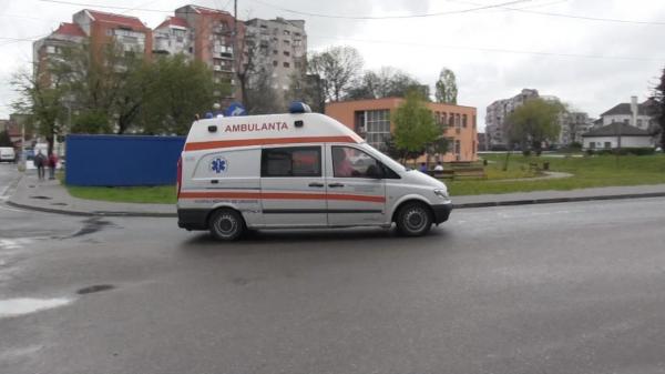 Femeie atacată cu sălbăticie de un recidivist în centrul oraşului Arad. Nimeni nu a intervenit să o salveze. "Poliţia nu îşi face treaba"