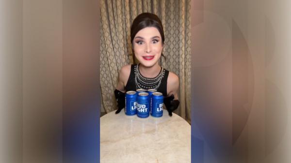 Un gigant al berii, boicotat de mii de clienţi după un parteneriat cu un influencer transsexual. Acţiunile valorează pe bursă cu 6 mld. de dolari mai puţin