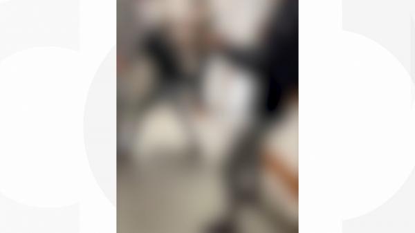 Ring de box pe holurile unui liceu din Vrancea. Trei elevi, filmaţi în timp ce îşi împart pumni şi picioare într-o pauză