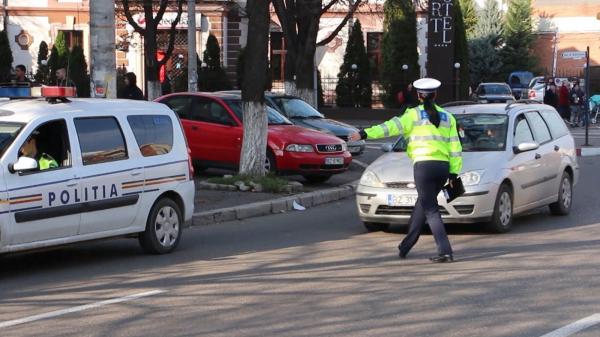 De luna viitoare, șoferii ar putea plăti amenzile de circulație pe loc, cu cardul, agentului de poliție