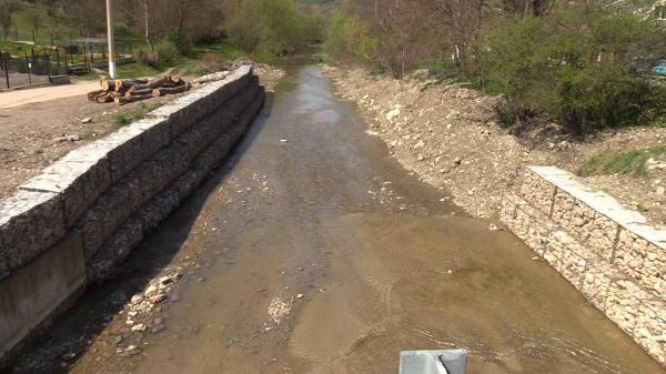 Poluare masivă în Prahova, în urma furtului conductelor de ţiţei din Surani. Apele, puternic contaminate: "A curs petrol pe gârlă, au murit toţi peştii"