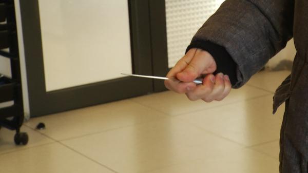 Elevul "cuțitar" care a scos briceagul la un profesor de sport, în Bacău, era în grija asistenților sociali de la vârsta de 5 ani