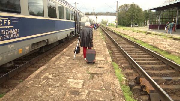 O locomotivă care a deraiat în Vrancea, înlăturată de pe şine la aproape 5 luni de la incident. Mii de călători au fost mutaţi din tren în autocare