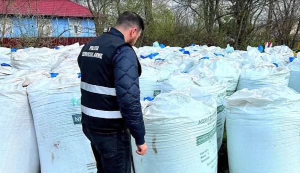 Peste 80 de tone de îngrăşământ chimic, descoperite lângă o şcoală din Botoşani: "Dacă mergeau copiii şi se jucau pe acolo. Ferească Dummnezeu"