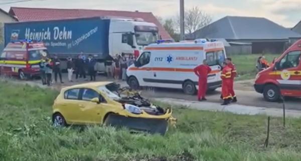 Mamă şi copil, la un pas de moarte, după ce şoferiţa a intrat direct în faţa trenului. În ce stare sunt victimele