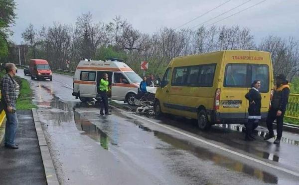 Accident cu 5 victime, între care 3 minori, în Buzău. Un microbuz cu copii s-a izbit de o mașină. A fost activat Planul Roșu