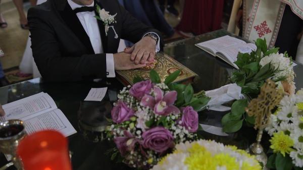 Teoretic e gratis, practic e cel mult 600 de lei. Arhiepiscopia le-a impus preoţilor plafoane pentru nunţi, botezuri şi înmormântări