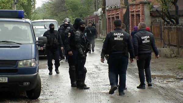 Descinderi cu mascaţii în Bălteni, "ţara fierului vechi". Localnicii care ard deşeuri, ironici: "Facem evaziune cu cea mai mare plăcere. Suntem mână în mână cu poliţia"