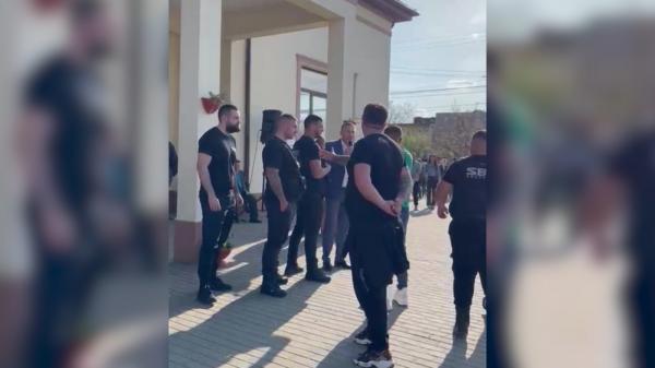 Primar din Timiș, aproape de a fi bătut de săteni în faţa căminului cultural: "De bodyguarzi ați avut bani, de hrană la copii nu ați avut!"