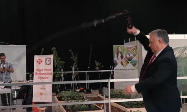 "Motivul pentru care nu te pui cu ungurii". Viktor Orban, viral pe Twitter cu un clip în care pocneşte din bici