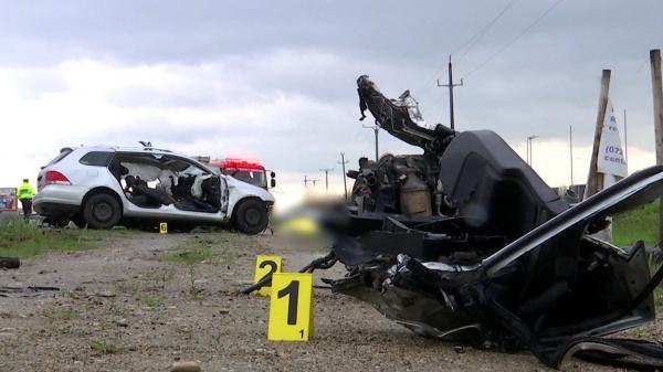 "Am frânat brusc, a tras de volan, dar tot în noi intra". Tragedie cu doi morți lângă Timișoara, după ce un VW a intrat cu viteză într-un TIR, pe contransens