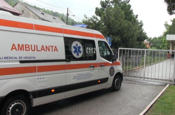 Mama copilului din Satu Mare, mort după ce i s-a făcut rău la grădiniță, a refuzat ca educatoarea să cheme ambulanţa. L-a luat şi a plecat singură la spital