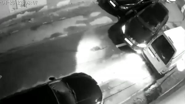 Un șofer teribilist a făcut praf 8 vehicule pe o stradă din Sibiu. S-a urcat cu mașina peste ele, apoi a abandonat-o. Oamenii spun că ar fi fost drogat