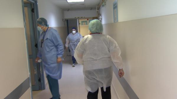 Eleva înecată cu un jeleu la școală, în Cluj, este ținută în viață de aparate. O manevră banală de prim-ajutor o putea salva în câteva secunde