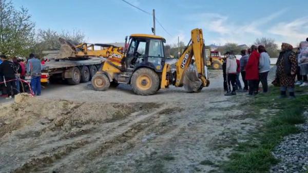 Doi muncitori au murit striviți de o placă de beton, în Bacău. Piesa masivă s-a desprins din chinghile buldozerului și s-a prăbușit peste bărbați