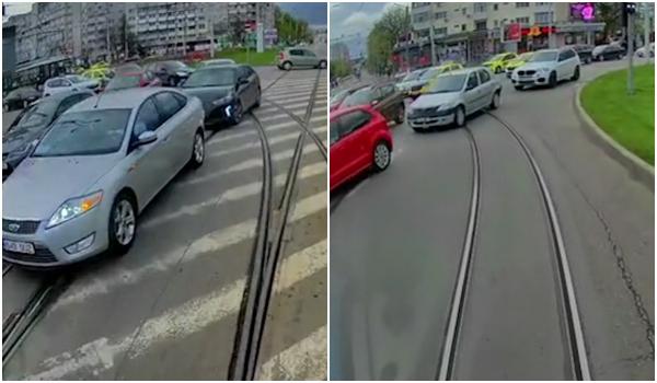 Vatman ieşean, certat de o pasageră că "stă pe loc" în trafic: "Claxonează. Dă-i înainte că ești tramvai. Trebuie să te învăţ eu?!"